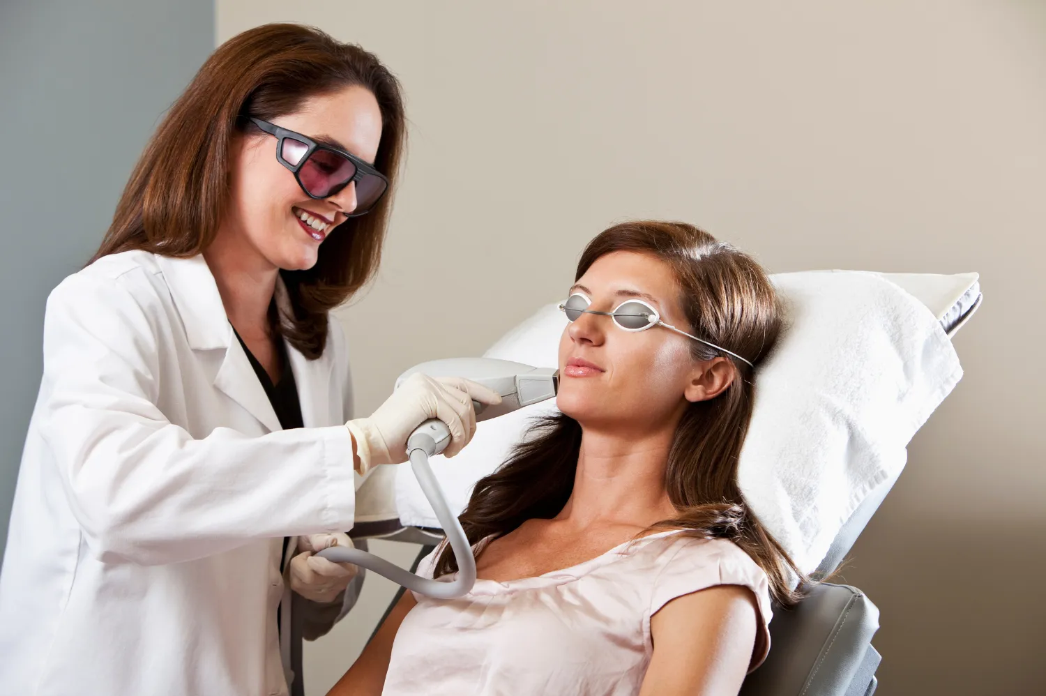 Patient receiving a laser pigmentation treatment